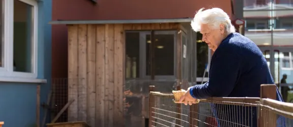 Seniorin vor dem Wohnpark Windmühle Ansbach