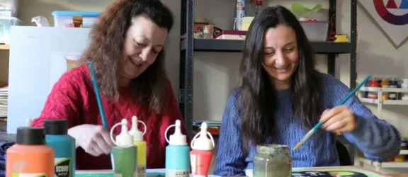 Kunstpädogin und junge Frau beim Malen beim Kreativprojekt ARTogether