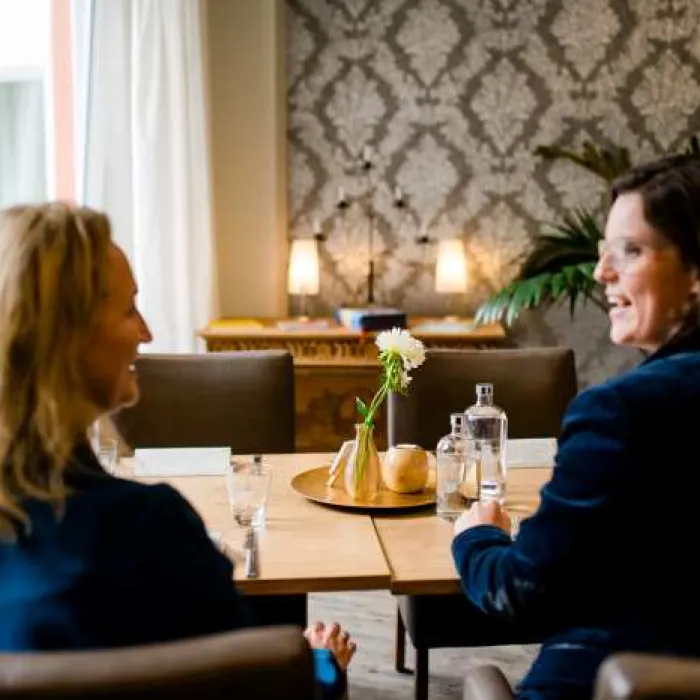 Zwei Menschen an einem Tisch