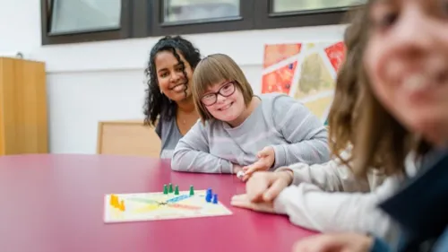 Drei Kinder spielen Mensch ärgere dich nicht