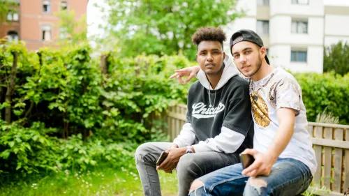 Zwei junge Geflüchtete im Garten