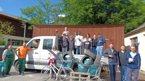Die Helfer*innen mit dem Unrat, den sie gesammelt haben im Handwerkerhof