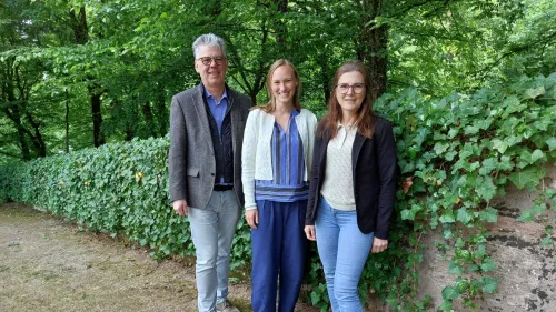 Diakon Christian Oerthel, Leiter Schulen und Studiengänge, Diakonin Katharina Keinki und Christine Meyer, Älteste der Diakoninnengemeinschaft und Mitglied des Vorstandes, nach der feierlichen Verabschiedung