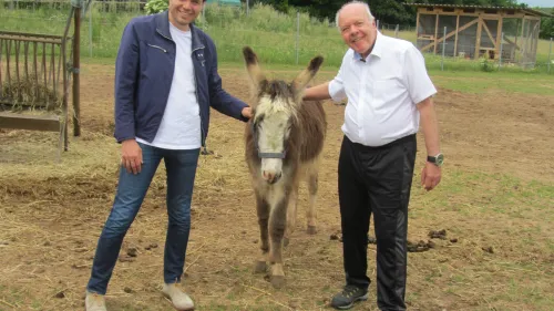 Esel Rolfi zieht am Auhof ein. Nemendgeber Rolf-Dieter Denzinger (rechts) und sein Neffe sind zur Namensgebung vor Ort.