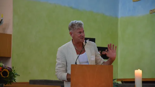 Andreas Ammon begrüßt die Gäste