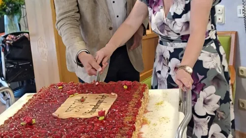 Vorstand Karl Schulz und Regionalleiterin Sibylle Spindler schneiden die Geburtstagstorte an