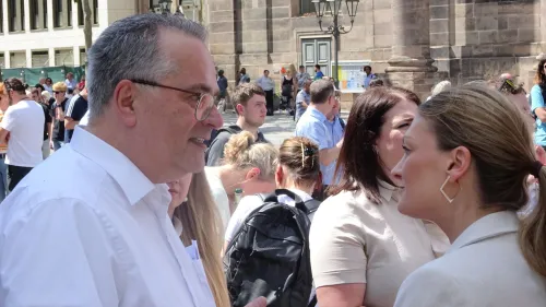 Karl Schulz, Vorstand Dienste, mit Staatsministerin Judith Gerlach auf dem Tag der Pflege 2024