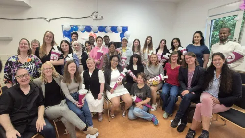 Der Abschlussjahrgang 2025 der Erweiterte Pflegehelferausbildung (EPHA) der Rummelsberger Diakonie in Nürnberg feiert