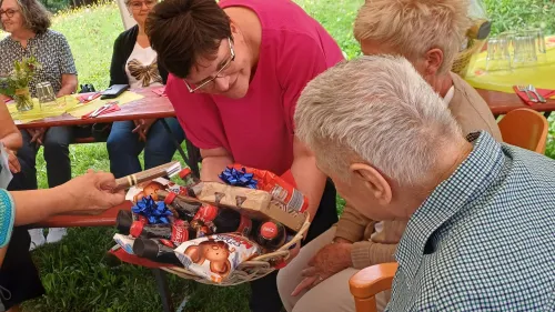 Mitarbeiterin Susann Gahner überreichte das Geschenk.