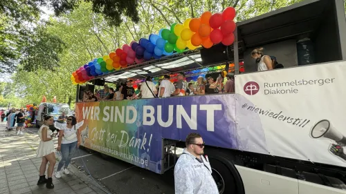 „Wir sind bunt – Gott sei Dank“ – unter diesem Motto setzte sich die Rummelsberger Diakonie beim Christopher Street Day 2025 für die Rechte queerer Menschen ein – mit eigenem Truck auf der Parade und als Sponsorin. 