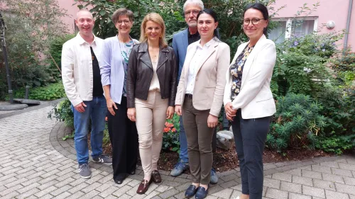 v.l.n.r.: Alexander von Hof (Vorsitzender der Mitarbeitendenvertreung Rummelsberger Diakonie), Sandra Schuhmann (Vorständin Soziales des Diakonischen Werks Bayern), Mitglied des Bundestages Katrin Staffler (CSU), Dieter Janßen (Regionalleiter Mittelfranken der Rummelsberger Diakonie), Nonna Günther (Leitung Rummelsberger Stift St. Lorenz) und Diakonin Heidrun Martini (Fachliche Leitung Rummelsberger Altenhilfe).