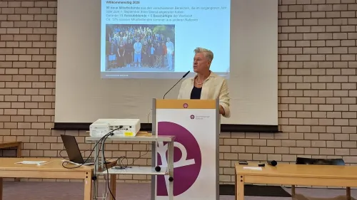 Regionalleitung Andreas Ammon begrüßt die Angehörigen und Betreuer*innen am Auhof.