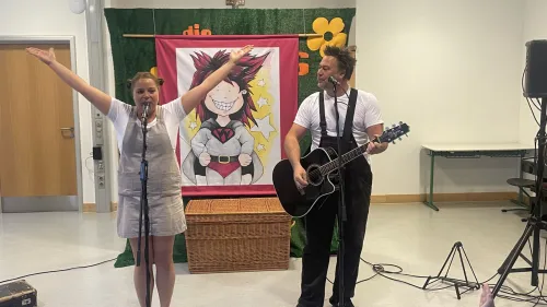 Die Bubbels begeisterten die jüngsten Schüler*innen mit ihrem Auftritt.