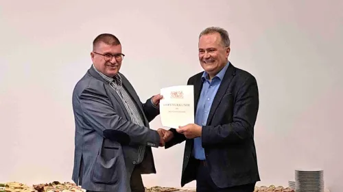Am 30. September feierte Diakon Werner Pfingstgraef (links), Regionalleiter der Kinder-, Jugend- und Familienhilfe Nürnberg/Fürth/Schwabach sein 40. Dienstjubiläum. Vorstand Karl Schulz (rechts) dankte dem Jubilar für 40 Jahre klare Haltung, hohe Fachlichkeit und verlässliche Führung auch in Krisenzeiten. Eine Urkunde gab natürlich auch. 