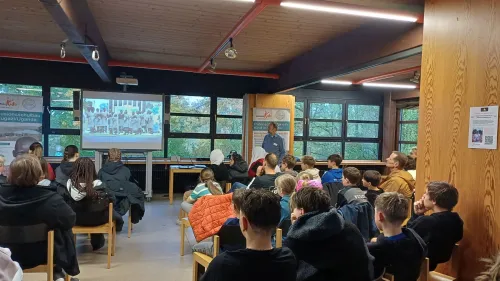 Stefan Heidingsfelder stellte den Schüler*innen die Vereinsarbeit von Kampala Kids in Uganda vor.