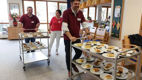 Kuchen ausgeben statt Gemeinderatssitzung: Einen Nachmittag lang packen die Politiker Stefan Korpan und Johann Bertl im Steigenberger Hof mit an – sie geben Kaffee und Kuchen aus und beantworten viele Fragen der Bewohner*innen.