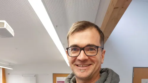 Andreas Schock, Lehrkraft und Schulleiter der Fachschule für Heilerziehungspflege/-hilfe in Ebenried sagt: „Mit HEJ geben wir jungen Menschen die Chance, sich gezielt auf die Ausbildung vorzubereiten – ohne Umwege“