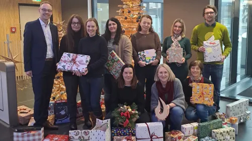 Hinten v.l.n.r.:  Phillip Reizner (kaufm. Leiter), Behiye Schistek, Lena Haimerl, Silvia Kramer, Karin Raudszus (Leitung AED), Eva Adamaschek (Fundraising), Christoph Mels (Mitarbeiter AED); vorne v.l.n.r.: Simone Hennicke, Tanja Brütting, Rosaria Galfo-Vasseur 