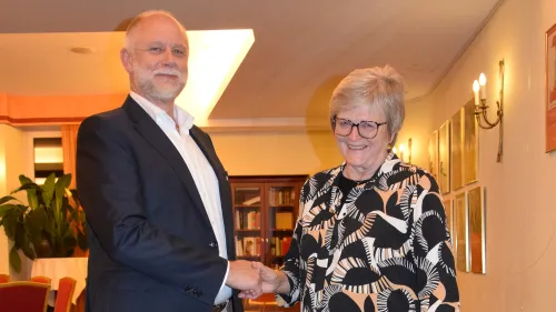 Dr. Annemarie Schraml und Herr Diakon Barbian des Projekt Feuerkinder