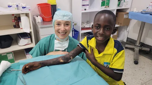 Dr. Katrin Stanger mit Patient in Tansania