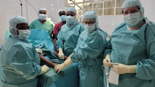 Frauen OP Team und Männer Anästhesieteam in Tansania