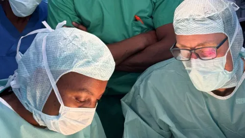 Dr. Godnester Mungure bei einer Klumpfuß-OP.