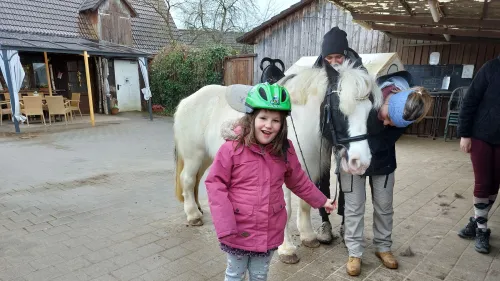Die neunjährige Sophia freut sich auf die Therapiestunde mit Wallach Rupert. 