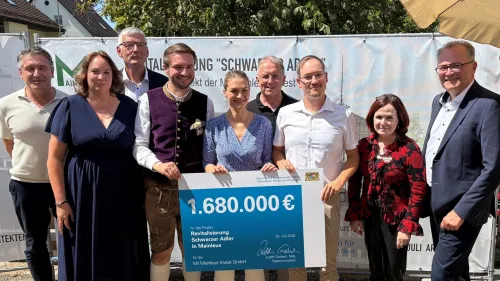   Freuen sich über das neue Projekt: Tino Heß (Juli Architektur Kulmbach), Karin Lochner-Eber (Dienststellenleitung Haus Schmeilsdorf + Mainpark, Rummelsberger Diakonie), Dieter Pöhlmann (zweiter Bürgermeister von Mainleus), Jonas Gleich (Landrat des Landkreises Kulmbach), Judith Gerlach (Bayerische Staatsministerin für Gesundheit, Pflege und Prävention), Henry Schramm (Bezirkstagspräsident Oberfranken), Sebastian Türk (Geschäftsführer von Mainleus Invest), Christina Flauder (Behindertenbeauftragte des Bezi