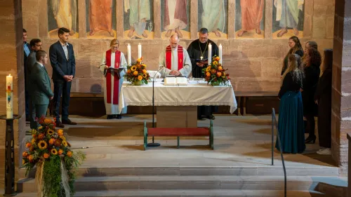 In einem feierlichen Gottesdienst in der Rummelsberger Philippuskirche werden die Diakon*innen eingesegnet.
